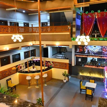 The Apple Tree Hotel インドール エクステリア 写真