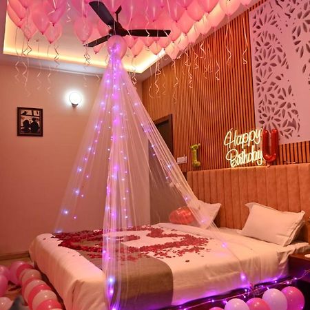 The Apple Tree Hotel インドール エクステリア 写真