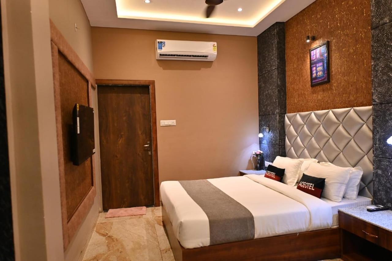 The Apple Tree Hotel インドール エクステリア 写真