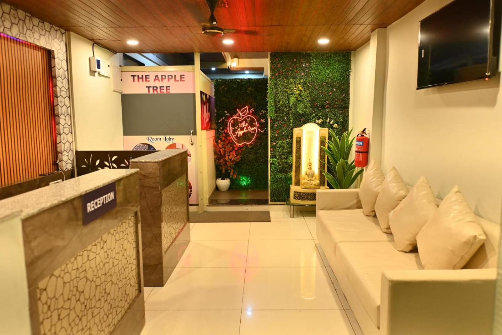 The Apple Tree Hotel インドール エクステリア 写真