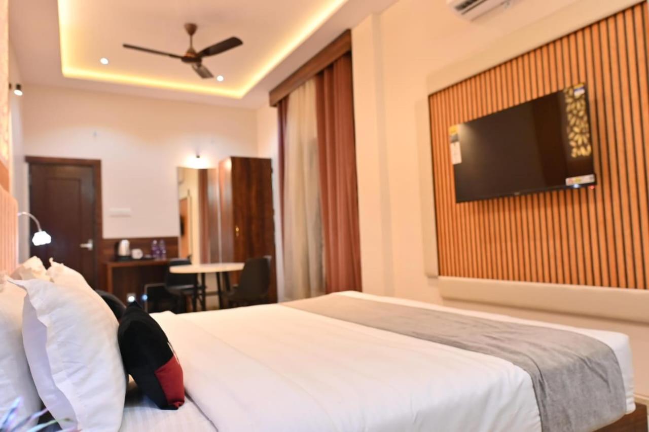 The Apple Tree Hotel インドール エクステリア 写真