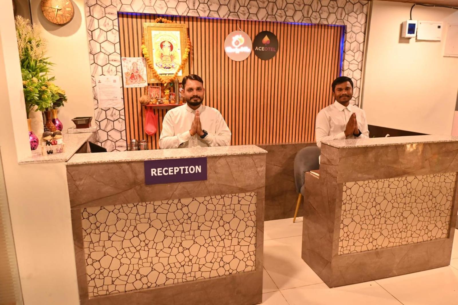 The Apple Tree Hotel インドール エクステリア 写真