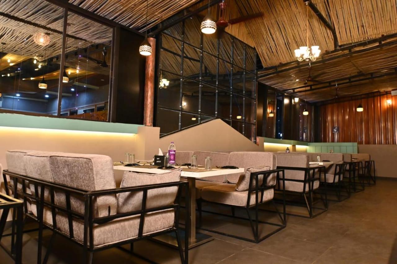 The Apple Tree Hotel インドール エクステリア 写真