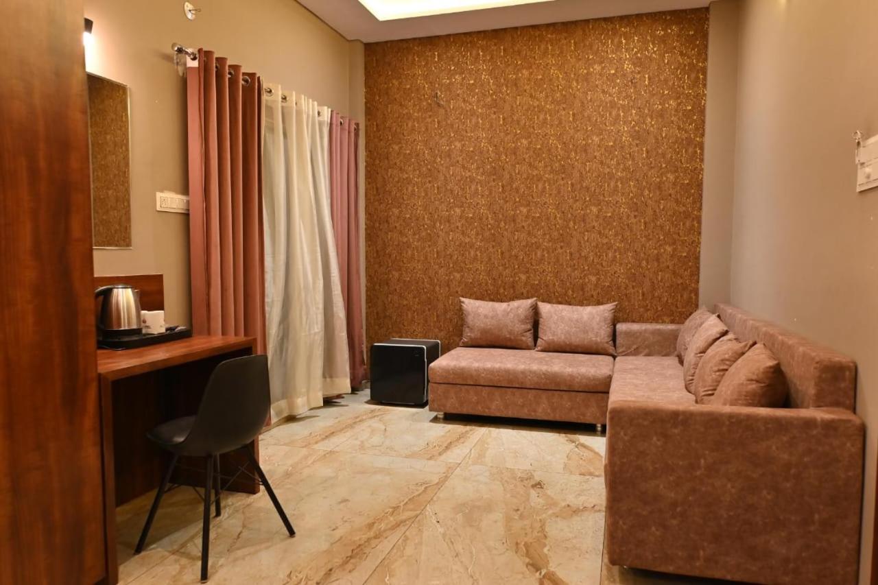The Apple Tree Hotel インドール エクステリア 写真
